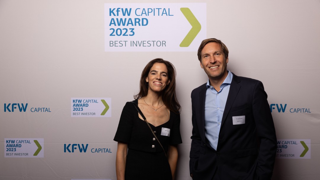 Itziar Estevez und Tim Schumacher bei der Preisverleihung des KfW Capital Awards 2023