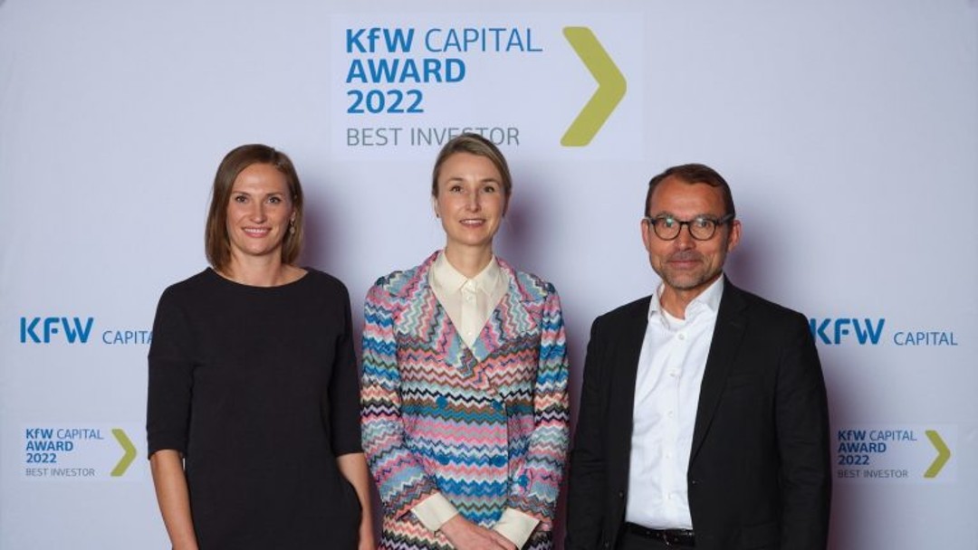KfW Capital Award Best Female Investor: Dr. Manon Sarah Littek (Mitte), links: Theresa Bardubitzki, Nachhaltigkeitsmanagerin KfW Capital, rechts: Dr. Jörg Goschin, Co-CEO KfW Capital