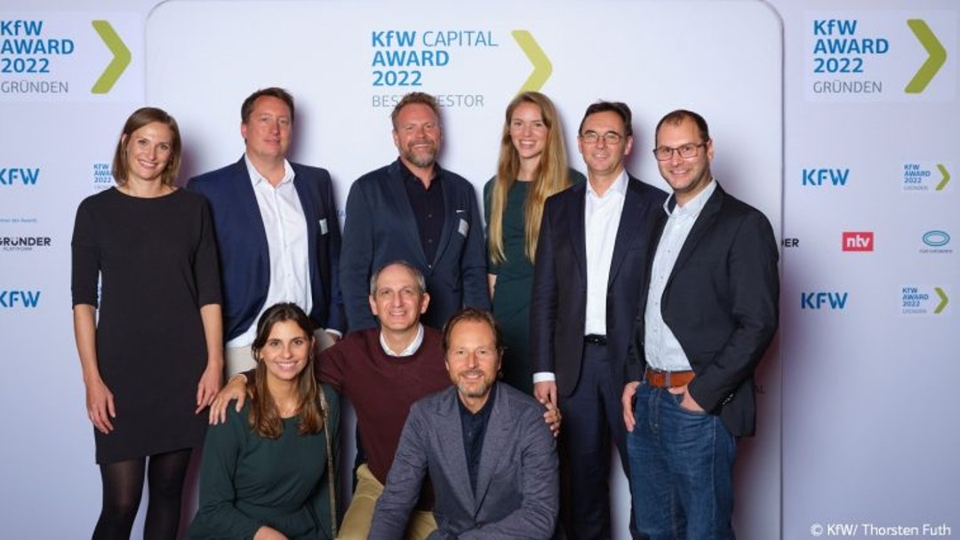 KfW Capital Best Impact Investor: Team Extantia Capital mit Theresa Bardubitzki, Nachhaltigkeitsmanagerin KfW Capital, links und Alexander Thees, Co-CEO KfW Capital, 2. von rechts