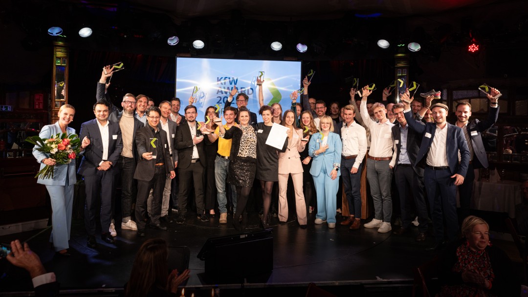 Gruppenfoto aller Gewinnerinnen und Gewinner des KfW Award Gründen und des KfW Capital Awards.