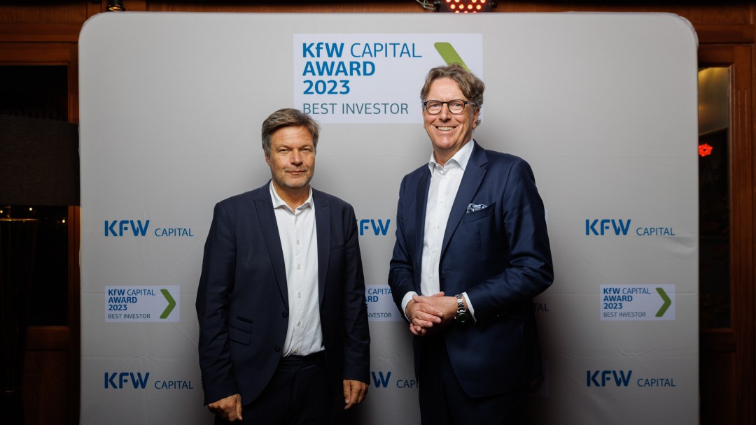 Robert Habeck und Stefan Wintels beim KfW Capital Award