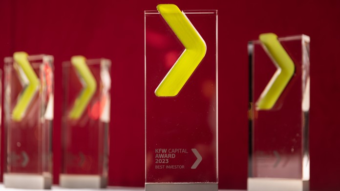 Die Trophäen des KfW Capital Award 2023