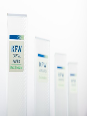 Trophäen des KfW Capital Awards 2025