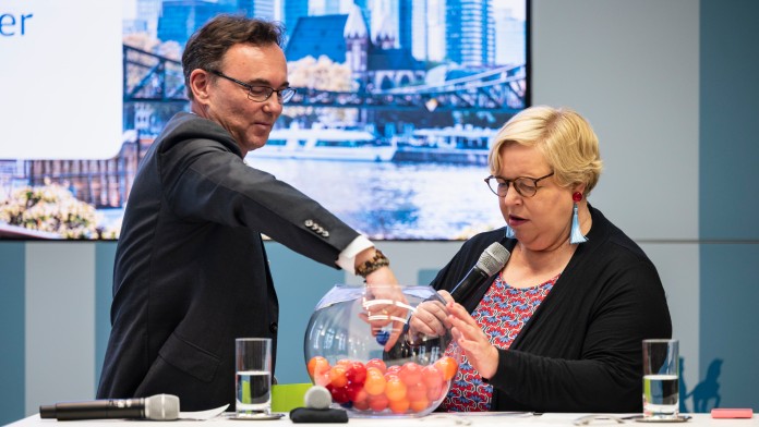 Frau Ulrike Hinrichs Herr Alexander Thees Ziehung der Stipendiatinnen