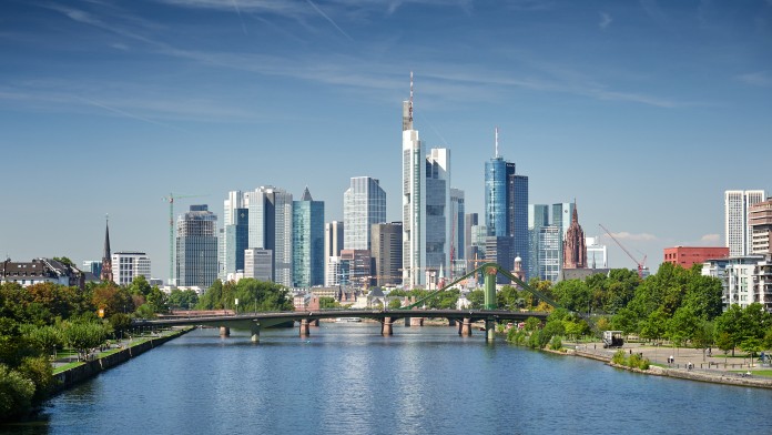 Flößerbrücke und Main vor der Frankfurter Skyline